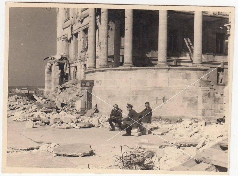 Немцы у ротонды Дома детской культуры ( Дворца пионеров)