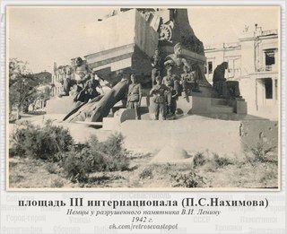 Немцы у взорванного памятника Ленину