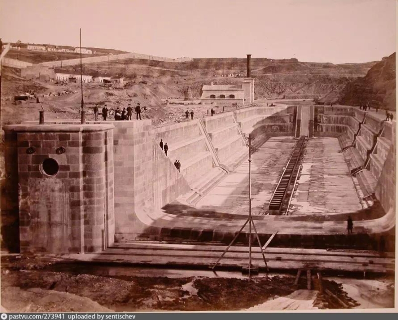 Общий вид одной из камер Адмиралтейских доков. Конец 19 века.