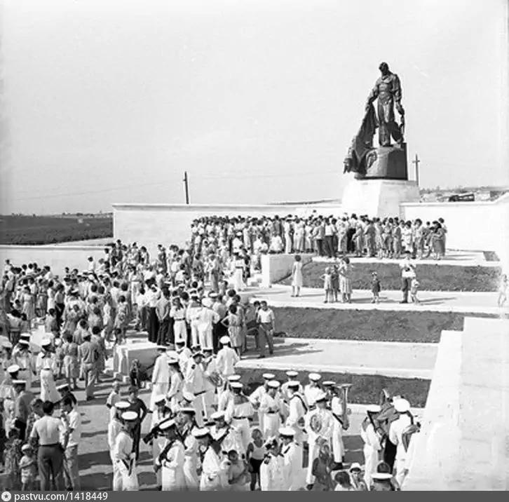Открытие Мемориала погибшим на линкоре Новороссийск. 1963 г.