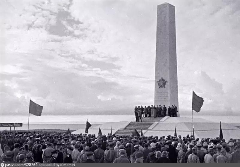 Открытие обелиска в честь разгрома немцев в Севастополе. 1944 г.
