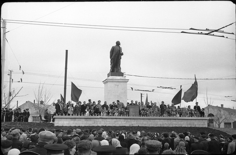 Открытие памятника Ленина в СТУ. 1956 г.