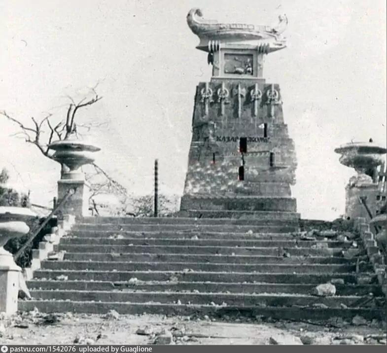 Памятник А. И. Казарскому и бригу Меркурий. 1944 г.