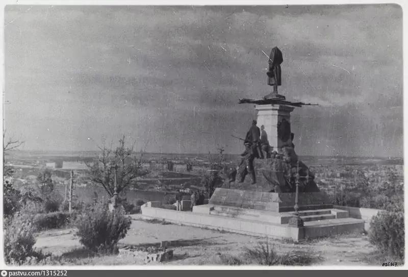 Памятник Э. И. Тотлебену. 1944 г.