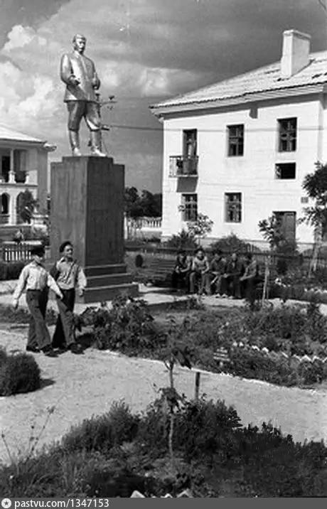 Памятник И. В. Сталину во дворе ул. Супруна 1950 г.