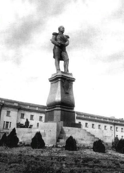 Памятник Лазареву в одноименных казармах. 1907