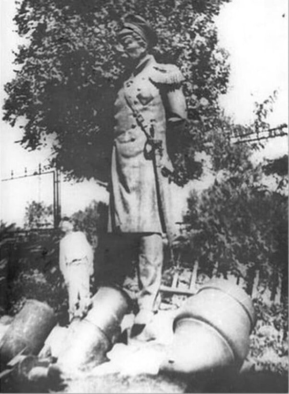 Памятник Павлу Степановичу Нахимову, удаленный большевиками со своего постамента. 1920-е годы.