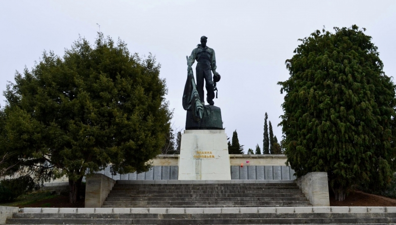Памятник Родина - сыновьям. Мемориал погибшим на линкоре Новороссийск.