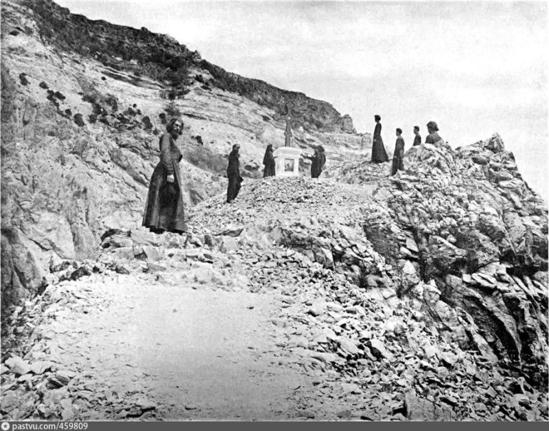 Памятник Тысячелетия явления святого Георгия в 891 году н.э. Георгиевская скала Георгиевского монастыря 1981 года