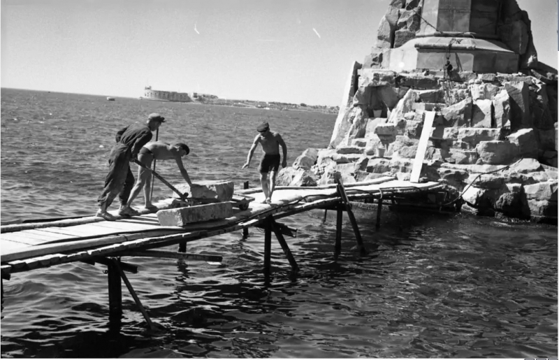 Памятник Затопленным кораблям. Ремонт. 50-е годы.