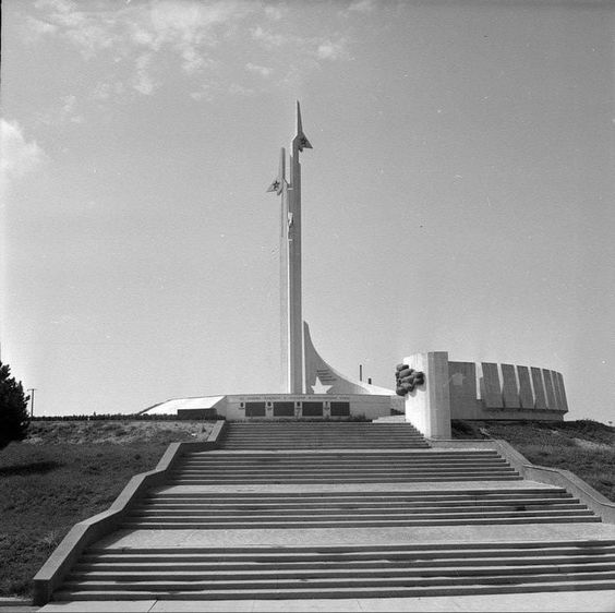 Памятник героям - летчикам