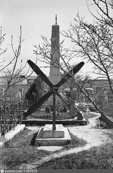 Памятник летчикам Острякову, Короткову, Степаненко.