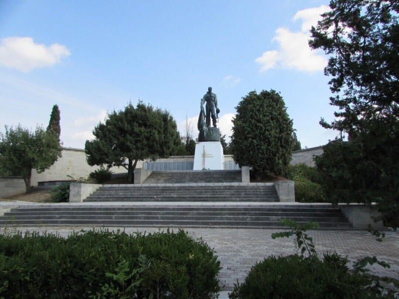 Памятник морякам погибшим на линкоре Новороссийск на Братском кладбище. 1960 г.