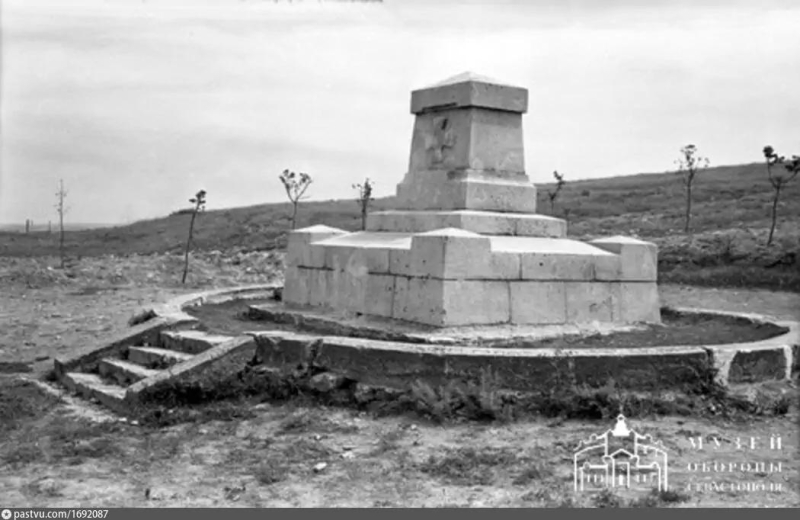Памятник на месте гибели адмирала В. И. Истомина на Камчатском люнете. 1969 г.
