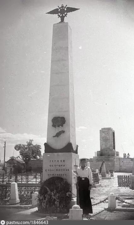 Памятник на могиле летчиков Острякова, Коробкова, Степаненко. 1947 г. Клаадбище Коммунаров.
