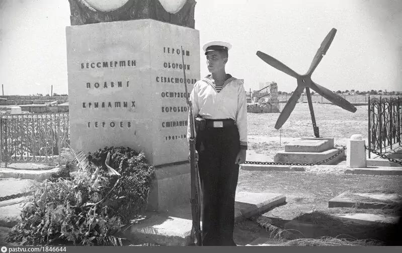 Памятник на могиле летчиков Острякова, Коробкова, Степаненко. 1947 г.