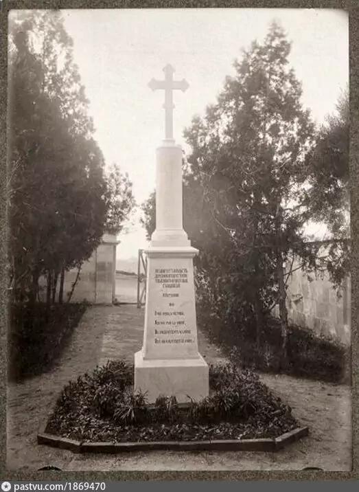 Памятник на общей могиле русским и франзузским воинам на Малаховом кургане. Начало 20-го века.
