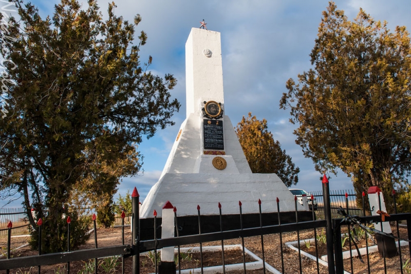 Памятник подвигу пяти черноморцев - краснофлотцев в Верхне-Садовом