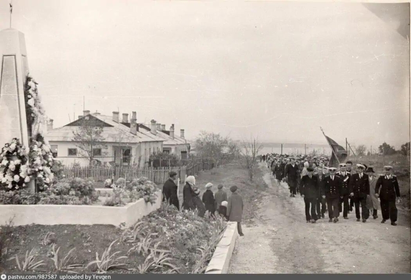 Памятник рабочим авиамастерских, погибшим при авианалете в 1952 г. (улица Летчиков, ныне проспект Октябрьской революции). 1955 г