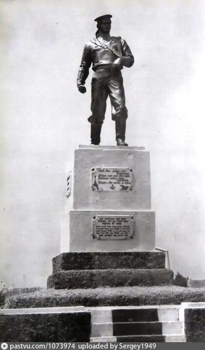 Памятник воинам 30-й береговой батареи.