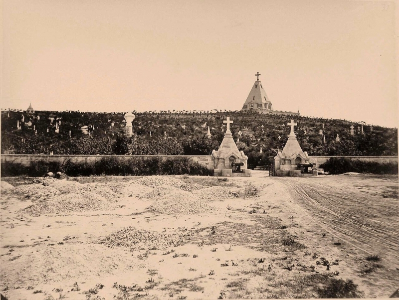 Памятные кресты у входа на территорию Братского кладбища павших воинов, защищавших Севастополь в 1854-55 гг. на втором плане - Свято-Никольский храм-памятник. 1875