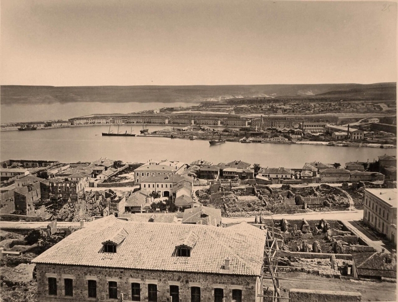 Панорама прибрежной части города в районе Южной бухты (между мысами Николаевским и Павловским). Севастополь