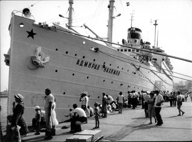 Пароход Адмирал Нахимов у пирса Севастопольского Морвокзала.