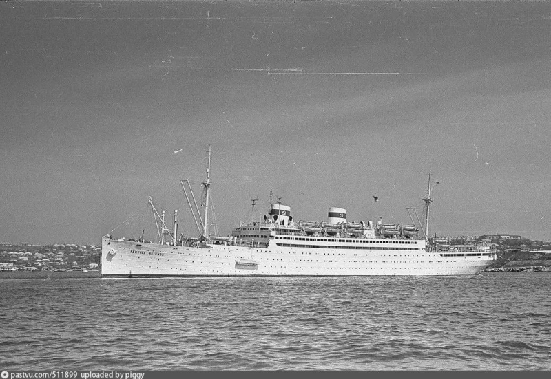 Пароход Адмирал Нахимов в бухте. 1966 г.