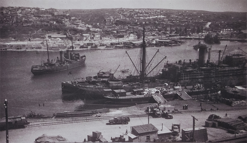 Пароход в Южной бухте