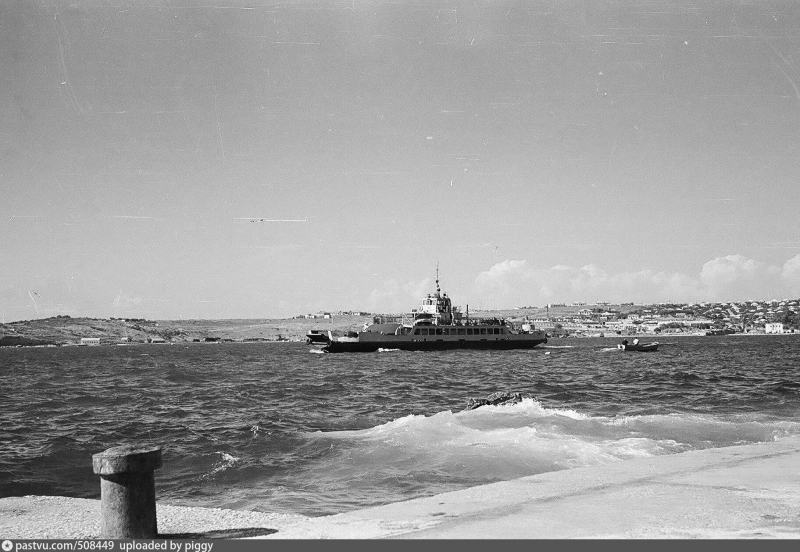 Паром в Севастопольской бухте