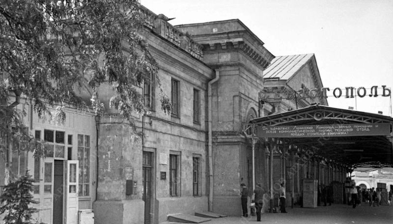 Перрон железнодорожного вокзала.