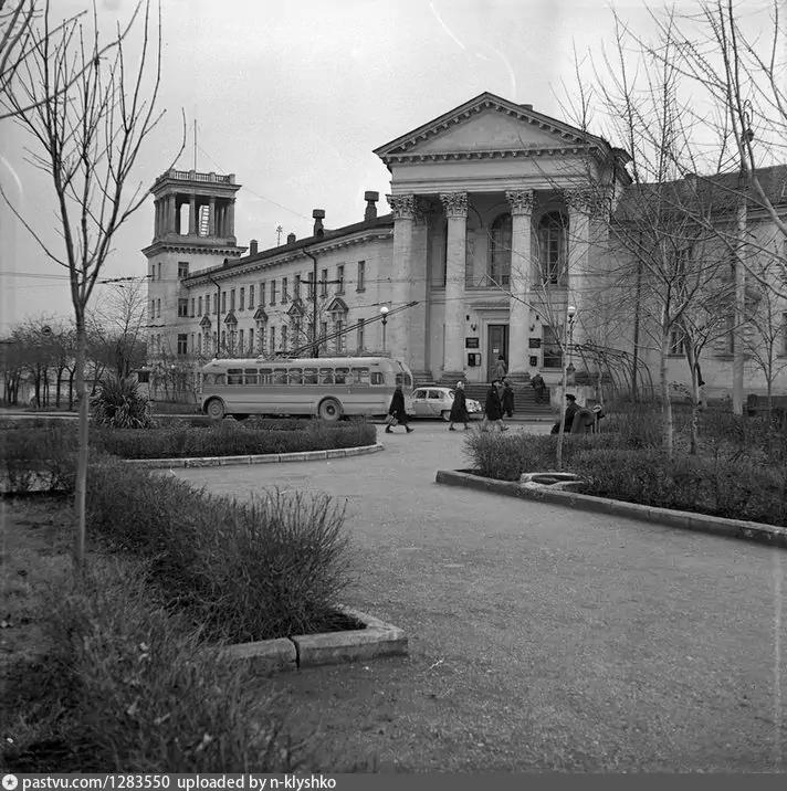 Первая городская больница. Вид с площади Восставших. 1963 г.