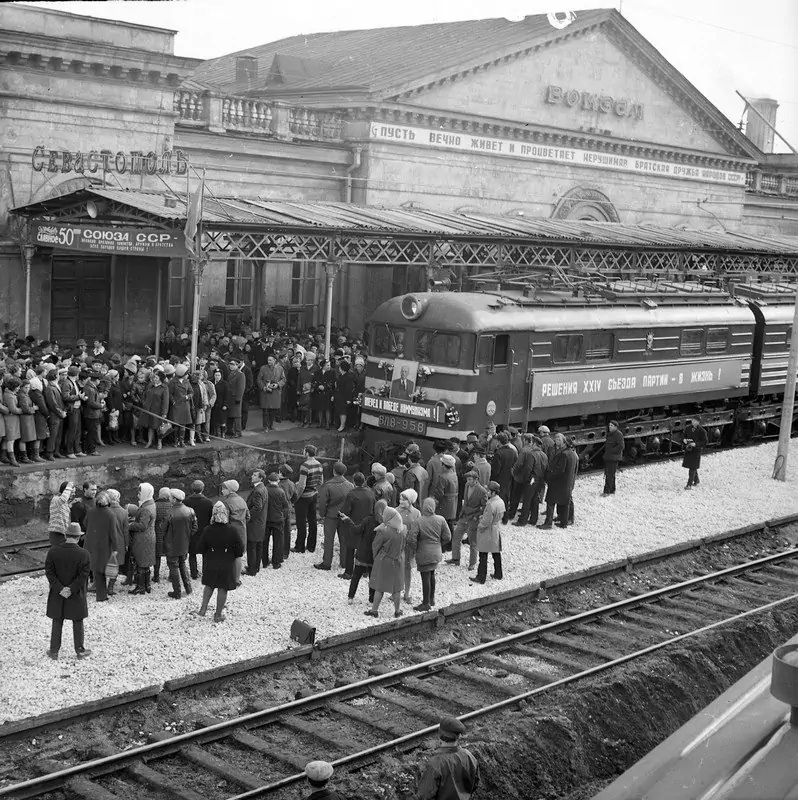 Первый поезд на электротяге уходит из Севастополя. 1972 год.