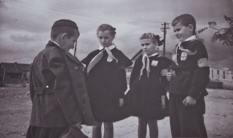 Пионерский патруль задержал прогульщика. 1960 г.