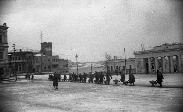 Пленные немцы на площади Нахимова