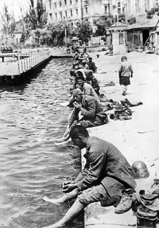 Пленные румыны в Балаклаве. 1944 г.