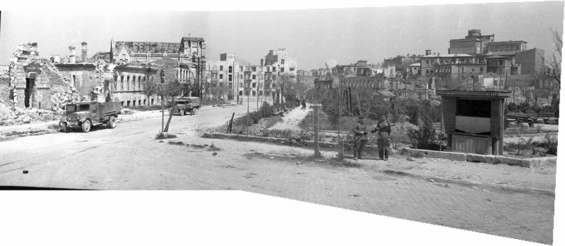 Площадь Коммуны (Ушакова) в 1944 году