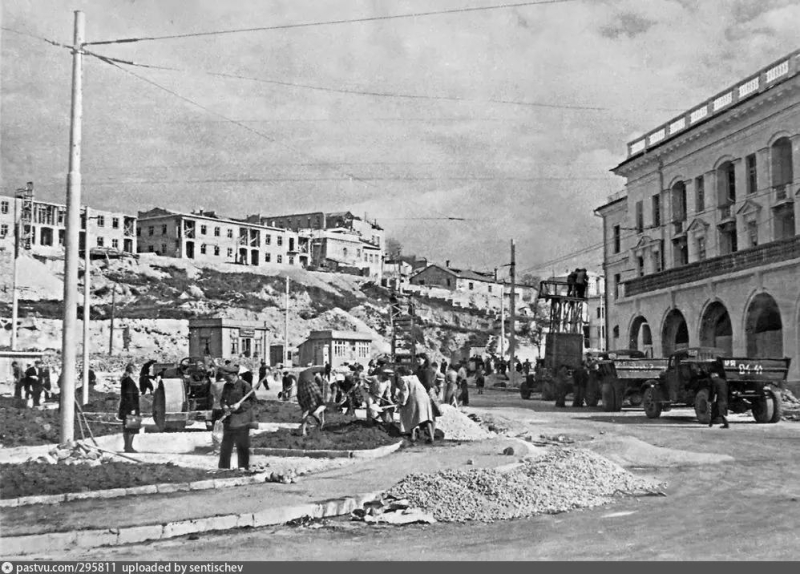 Площадь Л. Толстого, П.С. Нахимова, Революции, М. Лазарева. 1951 г.