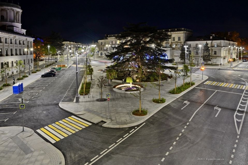 Площадь Лазарева