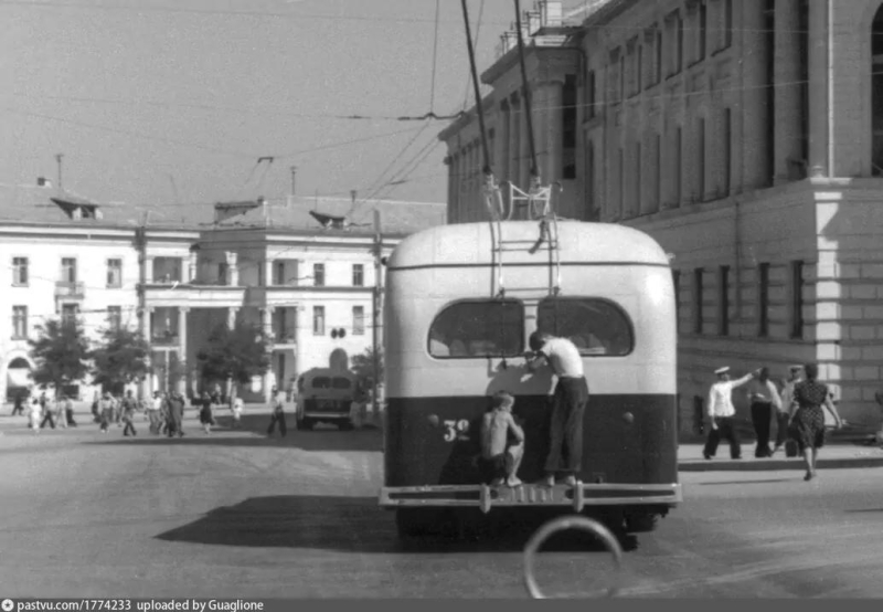 Площадь Нахимова (Лазарева). 1955 г. Зайцы на троллейбусе.
