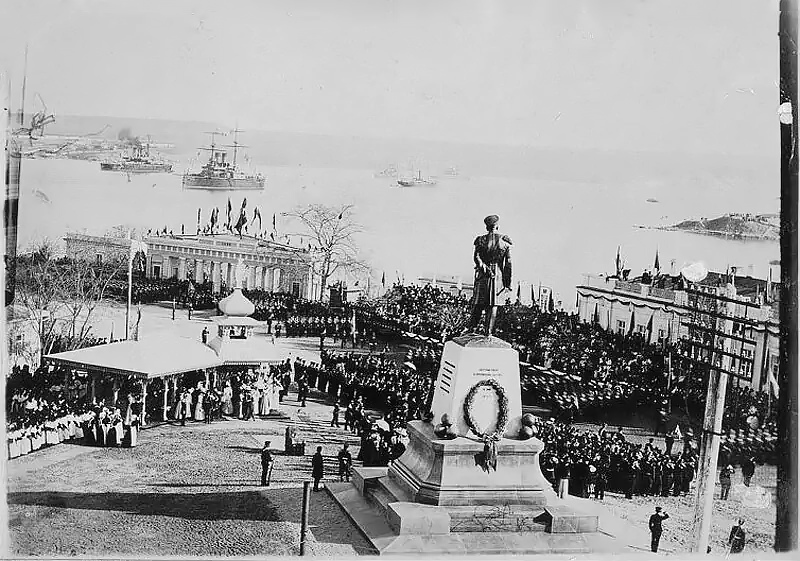Площадь Нахимова. Павел Степанович стоит лицом к флоту! До революции.