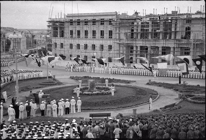 Площадь П. С. Нахимова (ныне М. П. Лазарева). Закладка памятника П. С. Нахимову. 6 июля 1952 года.
