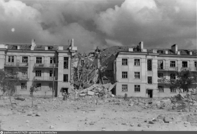 Площадь Пирогова. 1942 г.