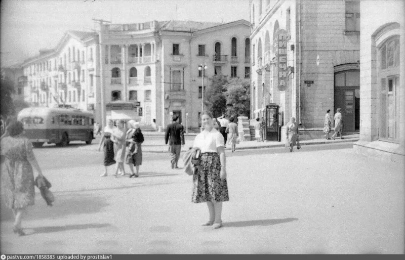 Площадь Ушакова. 60-е годы. Обратите внимание на каком языке написана вывеска.