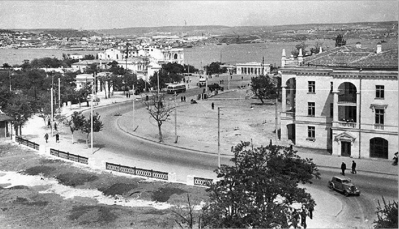 Площадь В. И. Ленина (Нахимова), проспект Нахимова, Приморский бульвар.