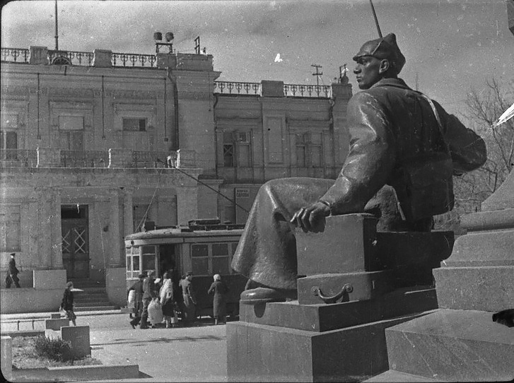 Площадь В. И. Ленина (П. С. Нахимова). Фигура с постамента В.И.Ленину. Вид на Морское собрание.