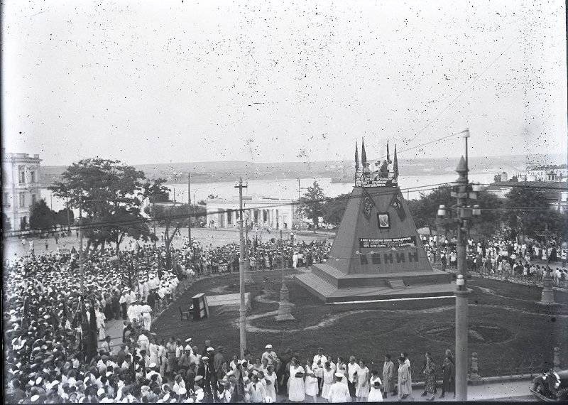 Площадь В. И. Ленина ( П. С. Нахимова). Митинг.
