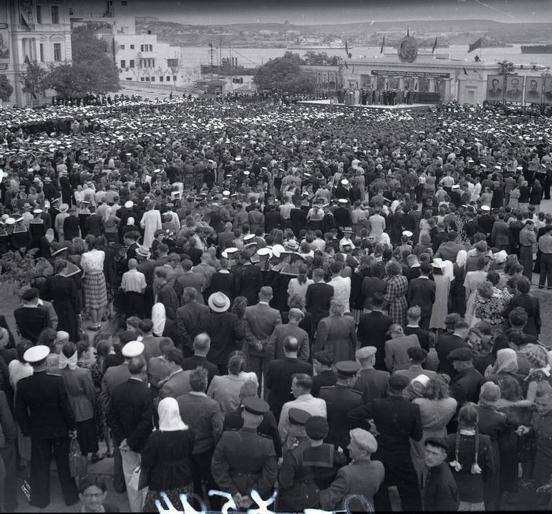 Площадь В. И. Ленина, с 1959 года площадь Нахимова. 1954 год. Митинг по воводу награждения Города орденом Красного знамени.