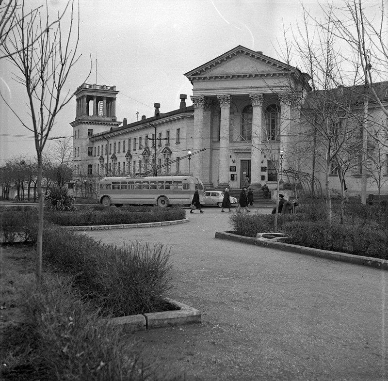 Площадь Восставших Центральный вход в поликлинику больницы имени Пирогова