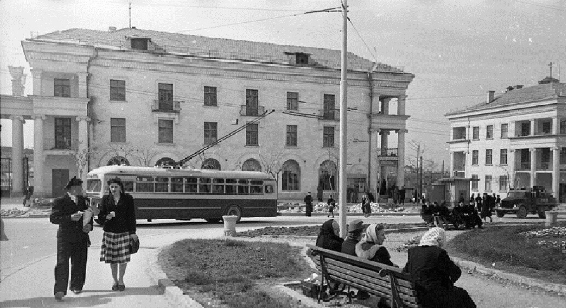 Площадь имени Лазарева...